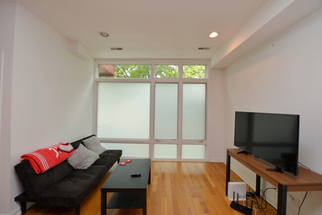 Building Photo - 1623 W Wolfram St