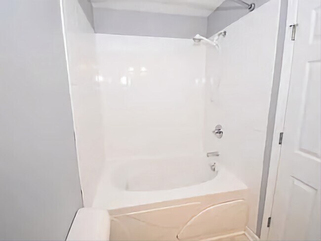 Master bath - jetted, soaking tub - 78 John Sevier Ave