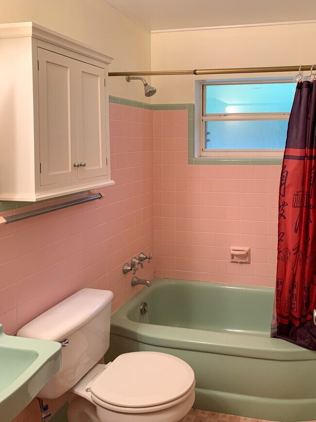 Building Photo - 3/2 House Walking Distance to UF & Law Sch...