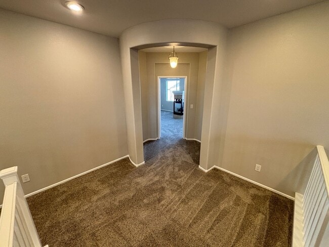 Building Photo - Gorgeous 6Bed/5Bath/4Car, 2-Story Home located in the Mountains Edge