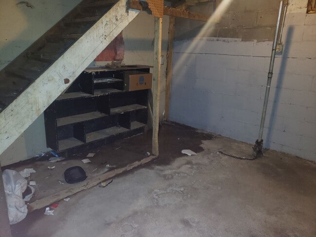 Building Photo - LEO  3 BR 1 Bath