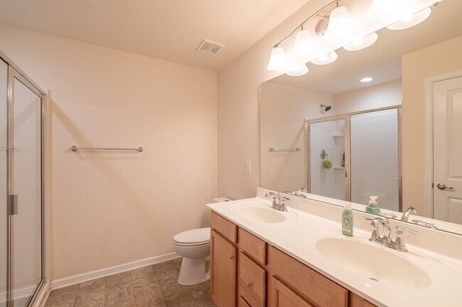 Building Photo - Spacious 4-Bedroom Home with Sunroom, Deck...