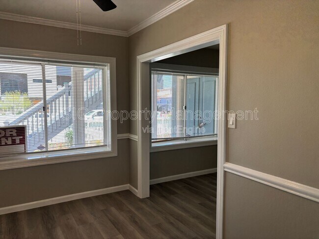 Building Photo - 10822 Hartsook St