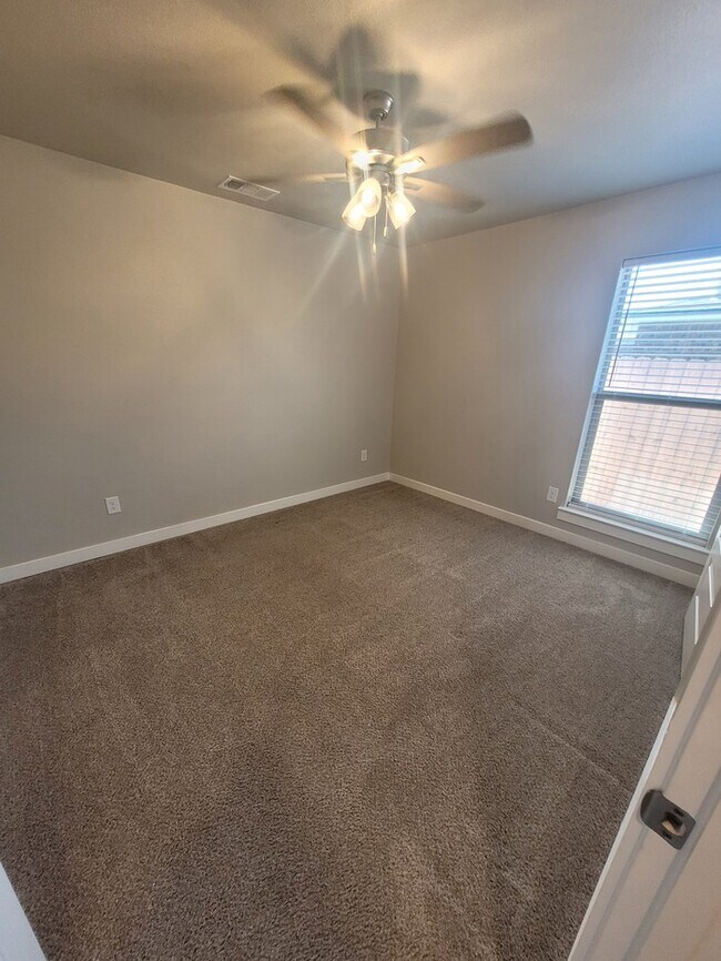 Building Photo - 3 bed 2 bath home in Lone Star Trails subd...
