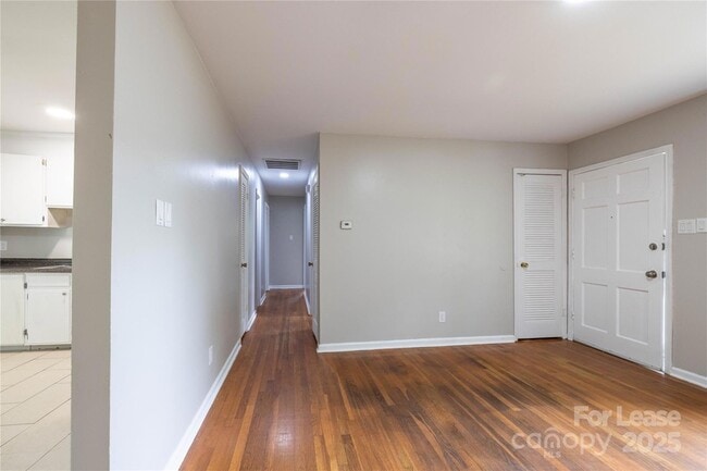 Building Photo - 4438 Gainsborough Rd