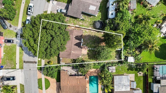 Building Photo - 6111 NW 43rd Ave