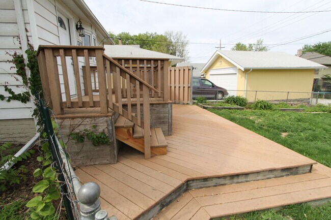 Building Photo - HUGE Historic Home with amazing fenced in yard and golf course views!