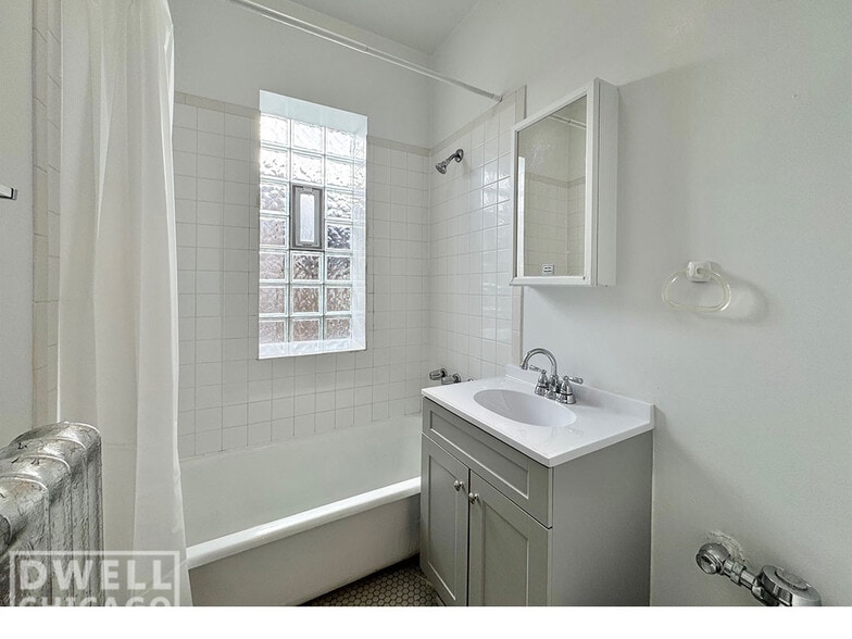 Building Photo - 6900 N Lakewood Ave