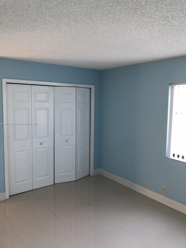 Building Photo - 151 Lakeview Dr