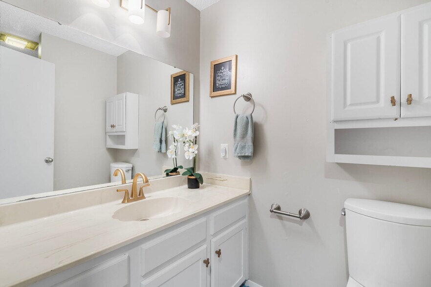 Upstairs Bathroom - 25 Nantucket Dr