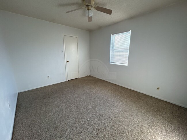 Building Photo - **2 WEEK FREE RENT***3103 Thoroughbred, Ki...