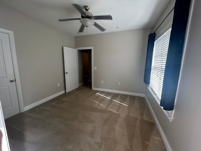 Building Photo - 300 Gateway Condos Dr