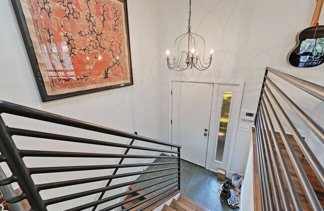 Building Photo - Luxury Living in the Heart of Nature!