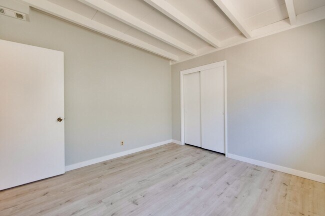 Building Photo - 3049 Harding Ave