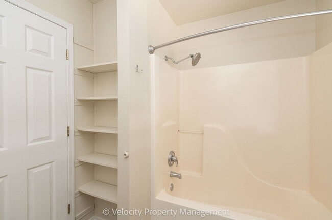 Building Photo - Bright and spacious 2 bedroom home!