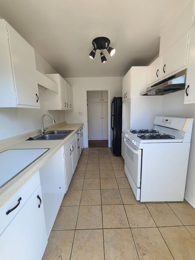 Building Photo - Spacious Ocean Beach 2 bed 1 bath just a few steps from Colliers Park.