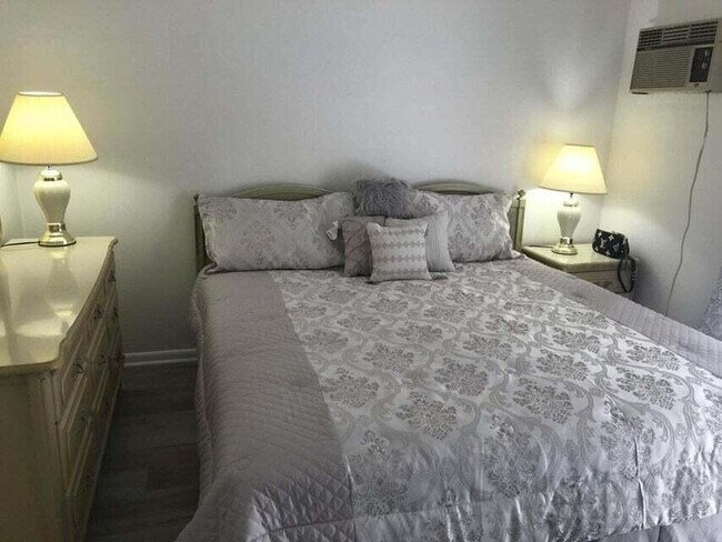 Building Photo - 99 Sussex E