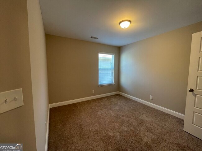 Building Photo - 495 Kirkland Dr