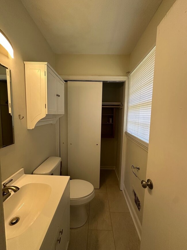 Building Photo - 3 bedroom home near Wire Park