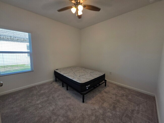 Building Photo - 3BR/2BA home with internet included