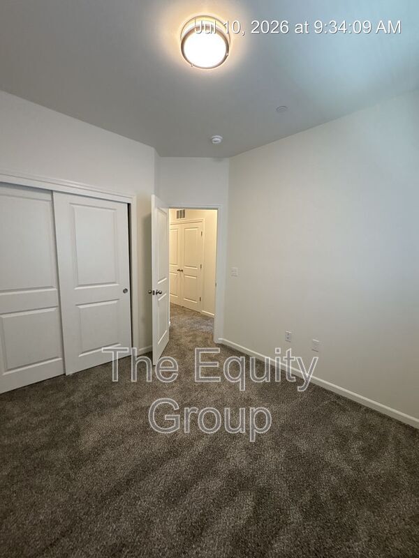 Building Photo - 733 S Pinkham St