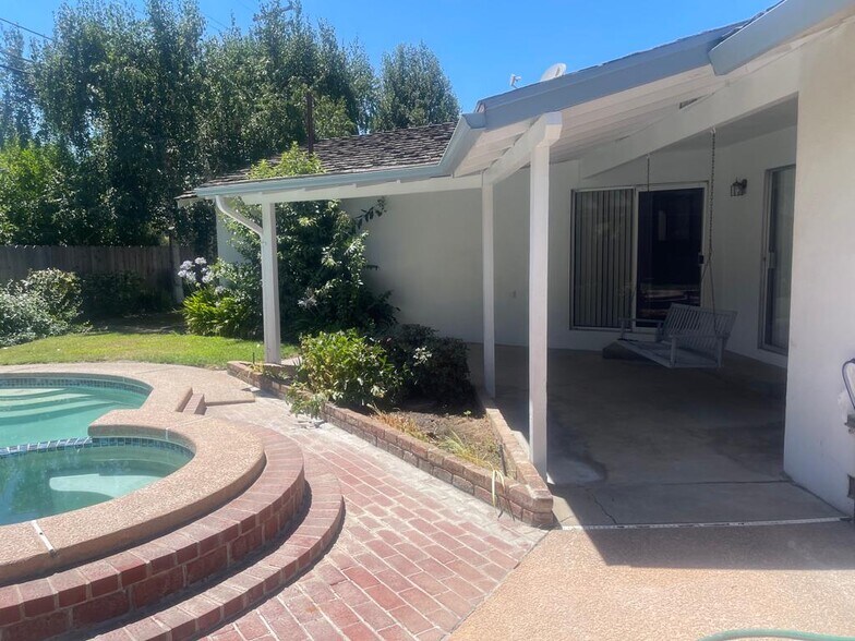 Building Photo - 1004 Wellington Dr