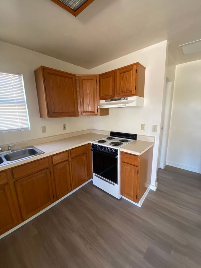 Building Photo - 1416 E Linden St