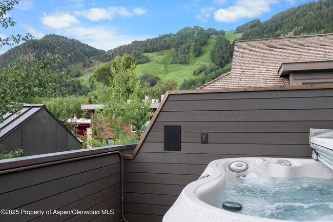 Building Photo - 304 S Garmisch St