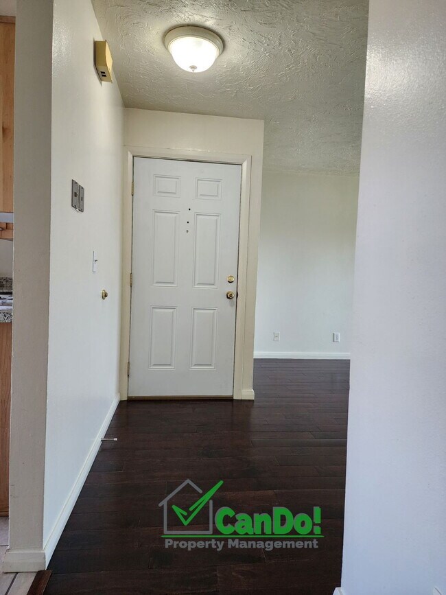 Building Photo - 2 Bedroom/ 1 Bathroom Apartment in Blackfoot Available July 1