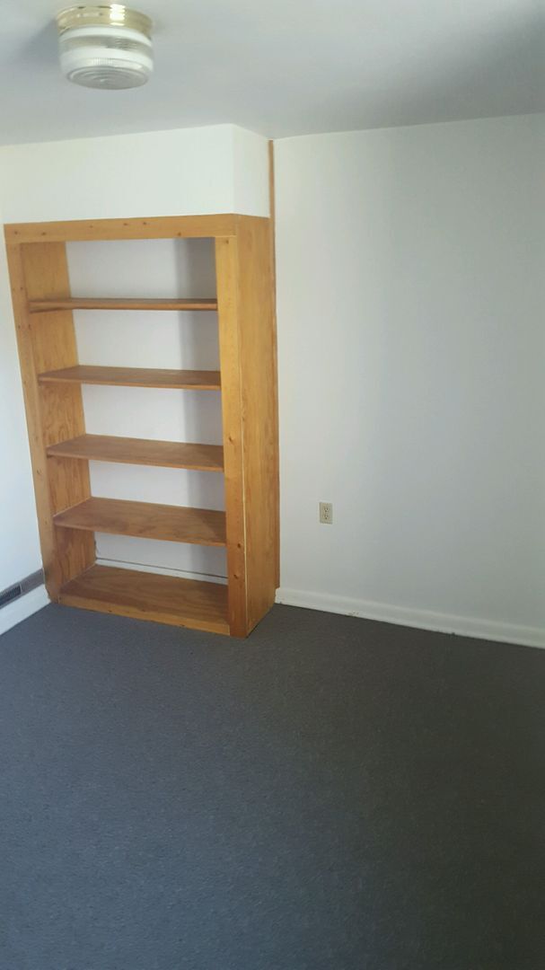 Building Photo - Hey Students.  3 bedroom Mid town off Stephens