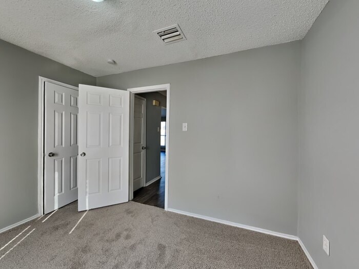 Building Photo - 3014 Pepperidge Dr E