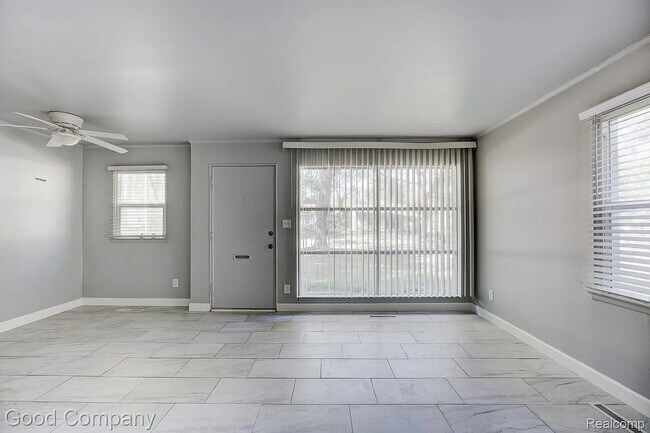 Building Photo - 10631 Saratoga St