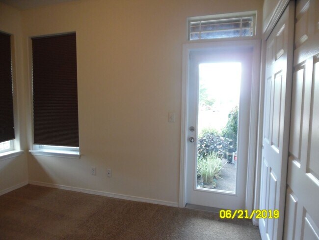 Building Photo - 325 NW Cypress St