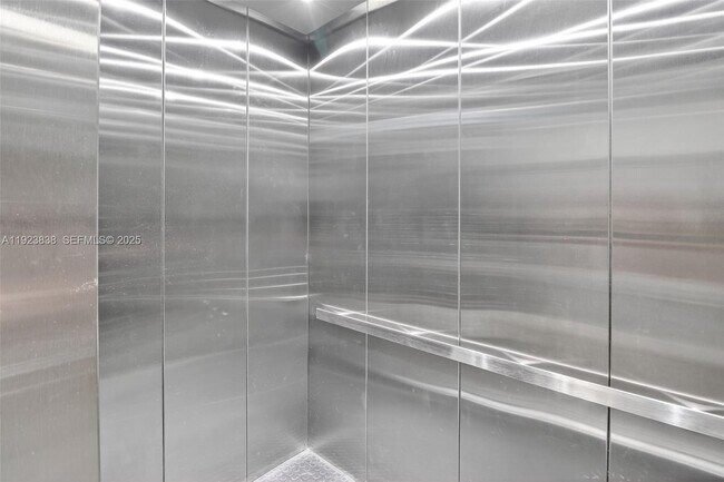 Building Photo - 500 NE 26th St