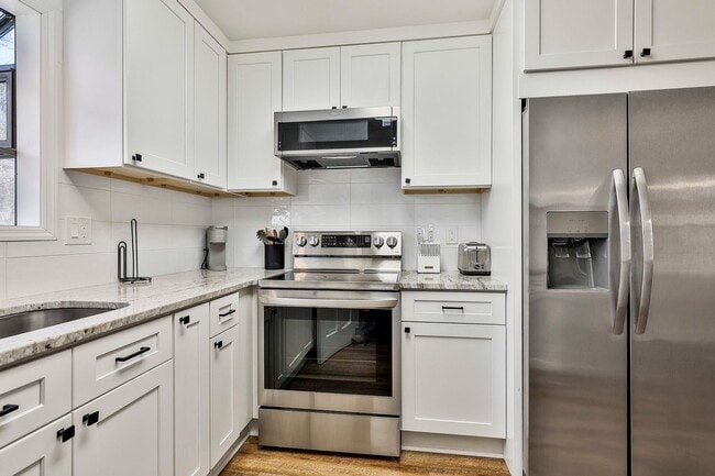 Building Photo - Fully Furnished 3BR Home in Fayetteville. Flexible Lease Options!