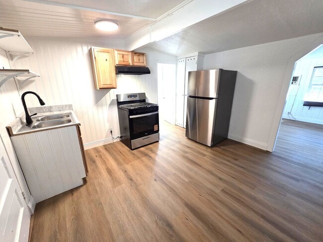 Building Photo - Remodeled 2 Bedroom 1 Bath Home