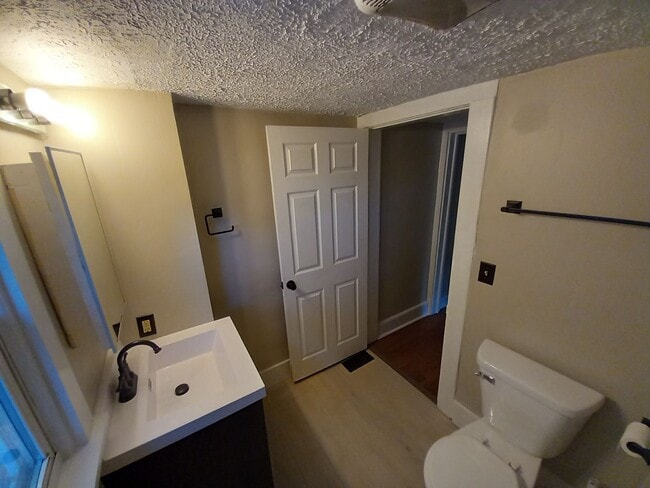 Building Photo - Duplex...3 Bedroom 1 Bath