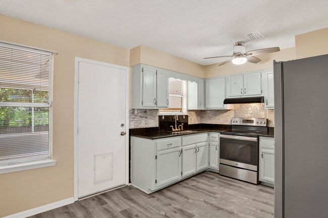 Building Photo - 3 bed 2 bath home with solar panels and la...