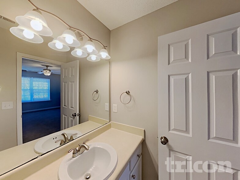 Building Photo - 223 Pebblestone Dr