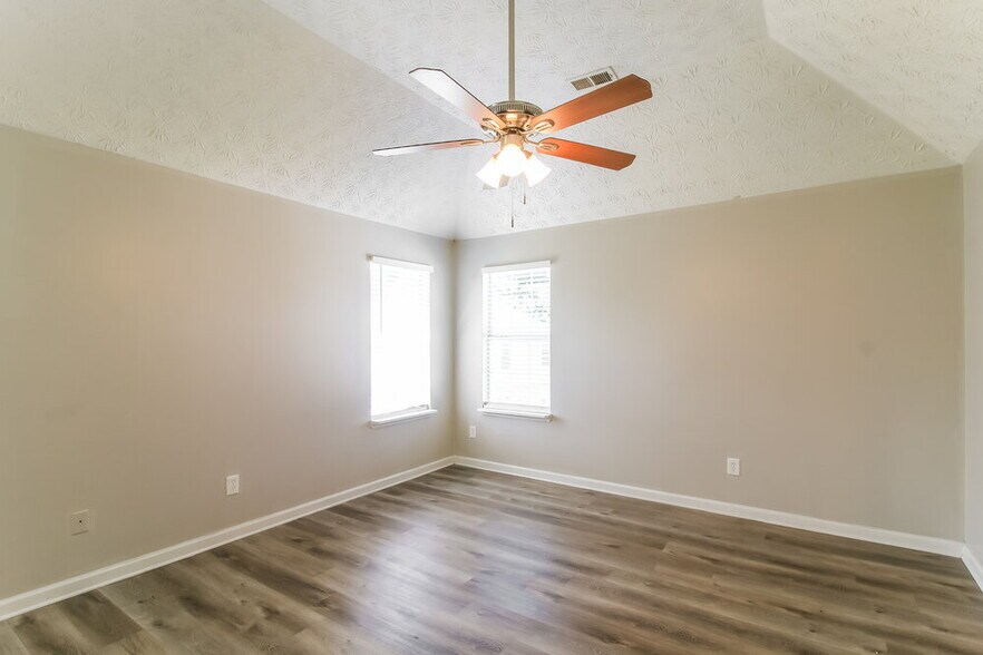 Building Photo - 3505 Creekview Dr