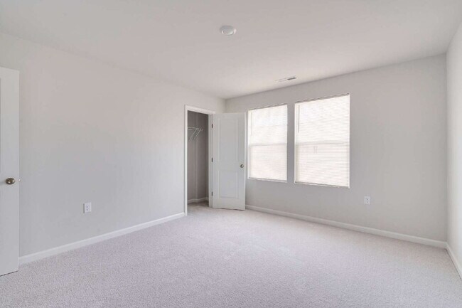 Building Photo - End-unit 3 bedroom townhome with Screened Porch!