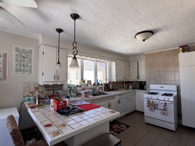 Building Photo - 894 Fellsway