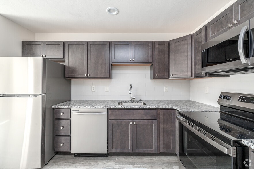 2BR, 2BA - 900SF - Kitchen - Georgian Court Apartments