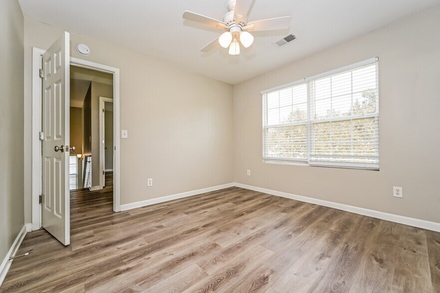Building Photo - 298 Summit View Dr