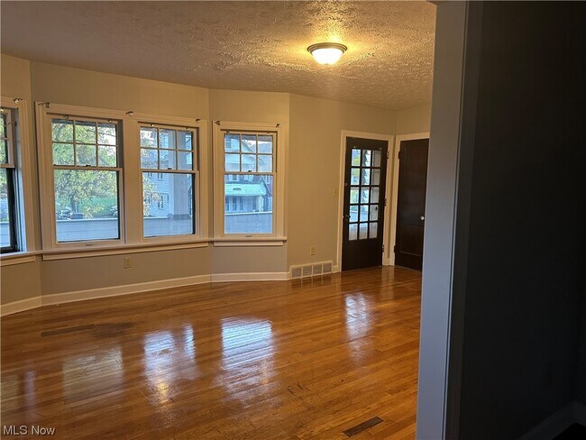 Building Photo - 14223 Glenside Rd