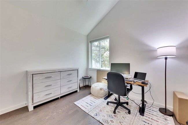 Building Photo - 814 N Bluff Dr