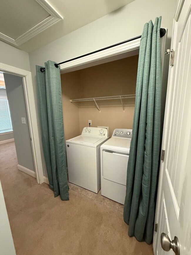 Building Photo - 2 bedroom, 2.5 bath Townhouse