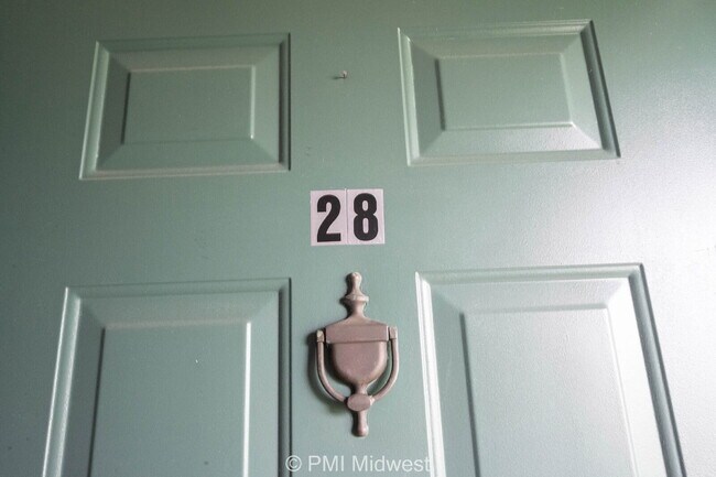 Building Photo - "Charming 2-Bed Townhouse Retreat on Progr...