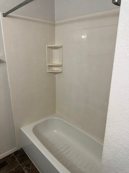 Full bath - 7526 Banner Ct