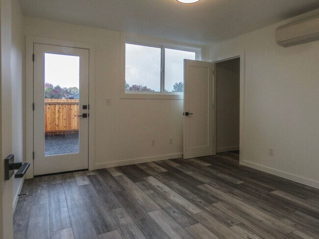 Building Photo - Newberg- 3 bedroom Duplex Available Soon - Schedule tour now !